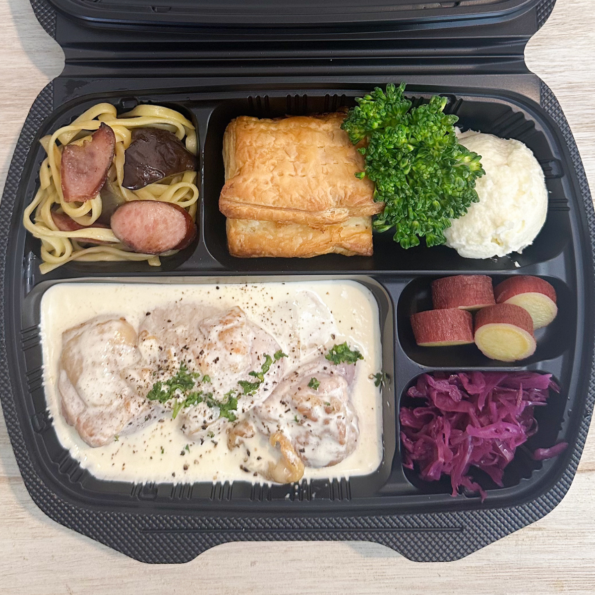 <過去販売商品>週替わり弁当 チキンのクリーム煮と自家製パイ