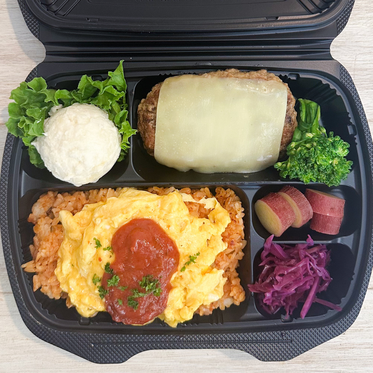週替わり弁当 オムライスとWチーズハンバーグ